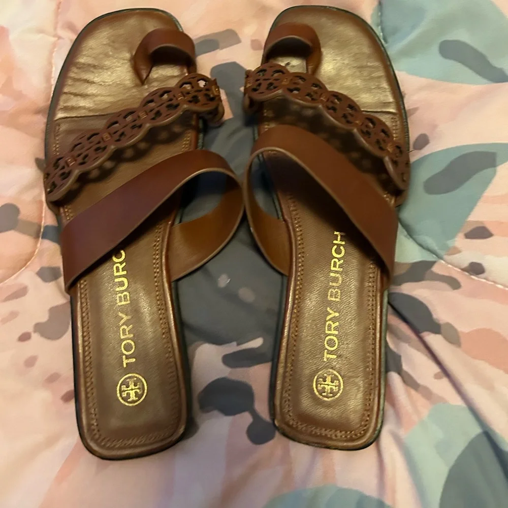 TORY BURCH logo leather sandals. - Picture 8 of 15